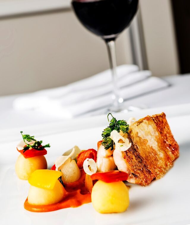 Salmonete de setubal em molho de caldeirada e seus legumes 