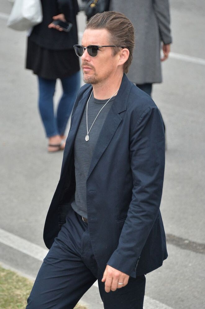  Ethan Hawke com Persol Cellor