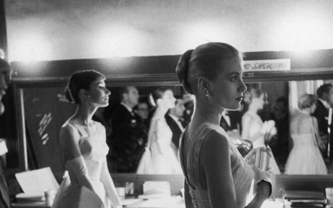 Audrey Hepburn e Grace Kelly | Bastidores da Cerimónia dos Óscares em 1956