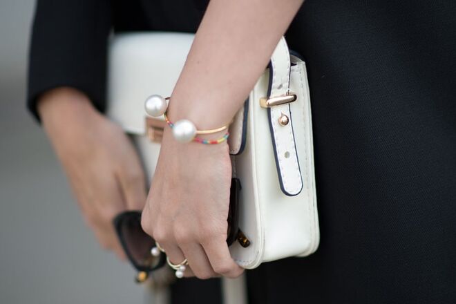 Carteira a condizer com os sapatos? Não tem de ser. Evite mesmo o conjunto da avó.