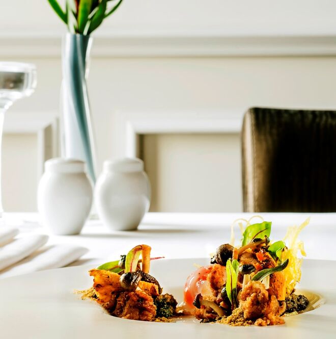 Alheira de caça em ninho de outono com cogumelos silvestres