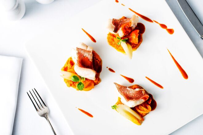 Cantarilho com puré de abobora e pickles de aipo laminado, com molho de marisco