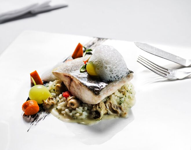 Filete de robalo de mar cozinhado am baixa temperatura, risoto de ostra e ar de lemon grass