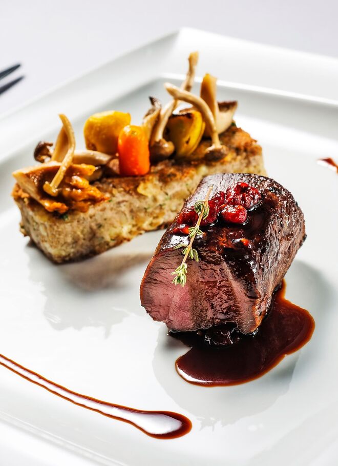 Lombinho de Veado com esmagada de castanha e legumes bio cogumelos silvestres, molho de vinho do Porto e framboesa 