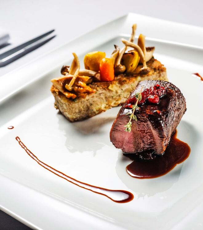 Lombinho de Veado com esmagada de castanha e legumes bio cogumelos silvestres, molho de vinho do Porto e framboesa