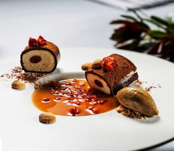 Tiramisu com gelado de café e morangos marinados 