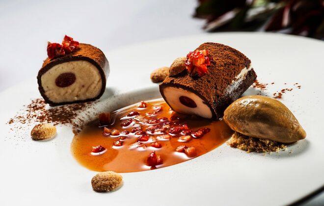 Tiramisu com gelado de café e morangos marinados