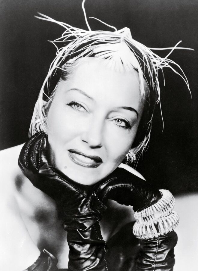 Algumas das celebridades acabaram por adquirir casa em Portugal, como foi o caso da diva Gloria Swanson, que foi proprietária de uma casa junto à Praia Grande, em Sintra, e, diz-se, caminhava feliz pelas arribas da Praia das Maçãs.