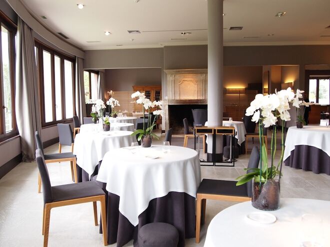 MARTIN BERASATEGUI - O restaurante do País Basco conta com sete estrelas Michelin e o Chef que lhe dá o nome tem já 40 anos de profissão. Preço médio: €125 Loidi Kalea 4, Lasarte-Oria, Gipuzkoa , Países Baixos