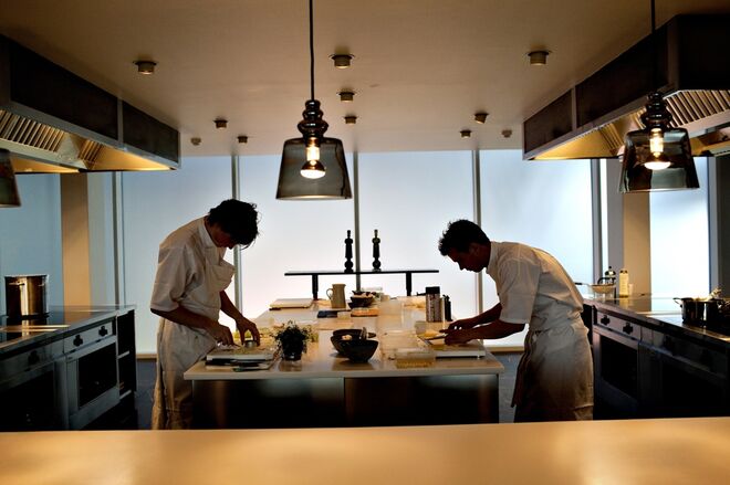 GENARIUM - Este espaço, localizado em Copenhaga, possui 2 estrelas Michelin e está também na lista dos 51 melhores restaurantes da prestigiada publicação Restaurant Magazine. Cozinha inovadora e adepta de produtos biológicos. Preço médio: €180-220 Per Henrik Lings Allé 4, Copenhaga, Dinamarca