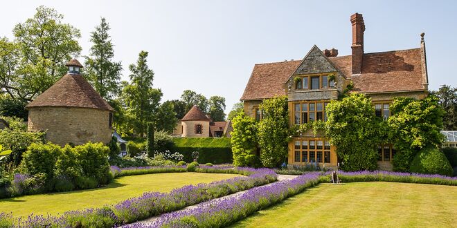 LE MANOIR AUX QUAT’SAISONS - Situado no meio de um idílico jardim de Oxford, é um hotel-restaurante que conta já com 2 estrelas Michelin. Pela sua cozinha passaram alguns dos mais prestigiados Chefs do mundo, como o actual Raymond Blanc. Church Road, Great Milton, Oxford, Reino Unido