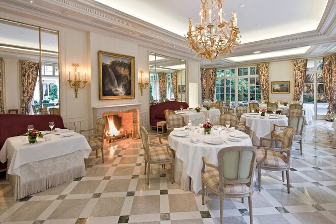 ÉPICURE - O restaurante situa-se num edifício já emblemático, que outrora foi teatro. Possui 3 estrelas Michelin e conta com um dos melhores Chefs: Éric Fréchon. Preço médio: €135-330, 112 Rue du Faubourg Saint-Honoré, Paris, França