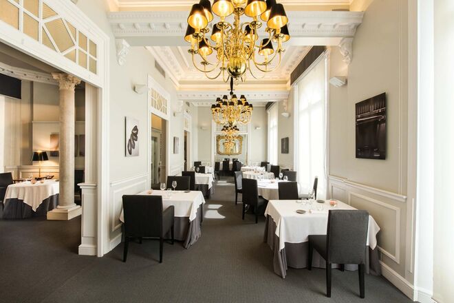 EL CLUB ALLARD - O restaurante espanhol tem 2 estrelas Michelin e conta com a Chef Maria Marte para preparar os maravilhosos pratos repletos de fusões internacionais. Preço médio: €80-100 Rua Ferraz, 2, Madrid, Espanha