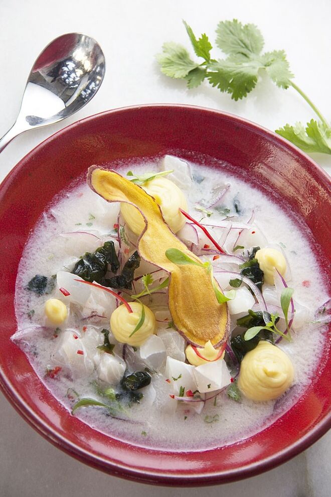 Ceviche puro- peixe branco da época, purê de batata doce, cebola algas e leite de tigre - A Cevicheria