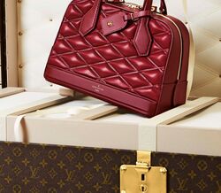 Louis Vuitton apresenta exposição "Volez, Voguez, Voyagez"