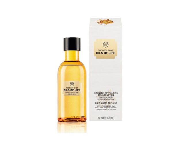 Oils of Life Intensely Revitalising Essence Lotion, The Body Shop. Com a sua fórmula bifase combina de forma soberba a frescura da água e a força nutritiva dos óleos. Uma textura leve e refrescante que desliza na pele, deixando-a suave e sedosa ao toque, sem parecer oleosa.
