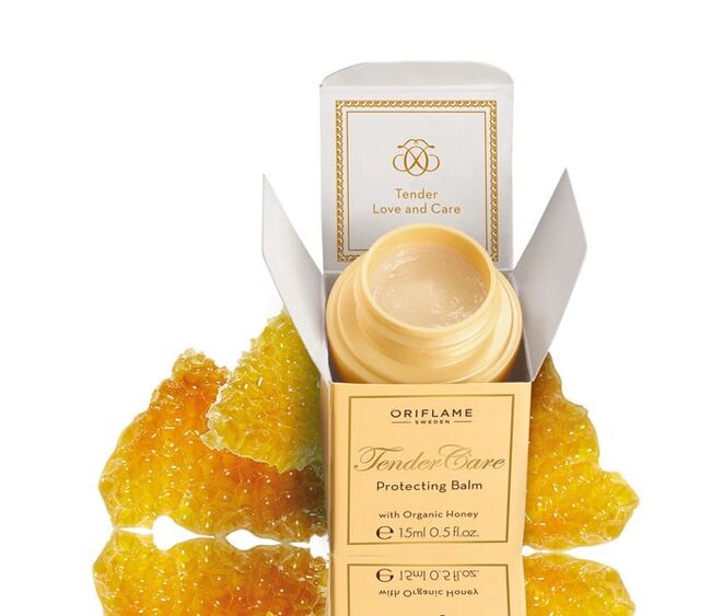 A Geleia Real,o produto icónico da Oriflame, surge neste outono renovada com uma nova fórmula com mel biológico e cera de abelha natural. Ideal para suavizar e amaciar a pele seca ou áspera, a Geleia Real Tender Care ajuda a criar uma barreira de protecção da pele deixando uma sensação natural de suavidade e um maravilhoso aroma a mel.