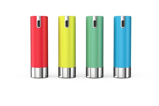 DOUGLAS lança MINI SPRAY DE RELOAD.™ Uma em cada dez pessoas anda com o seu perfume para todo o lado. O mini-spray contém uma recarga de 5 ml para poder colocar a sua fragrância favorita e, assim, pode andar sempre com o seu perfume.