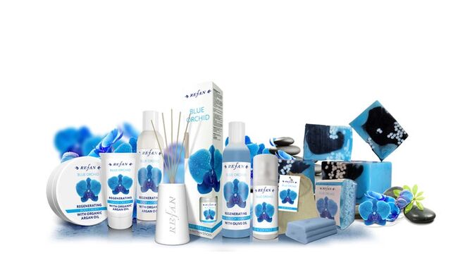 Orquídea Azul com óleo de Argan, da Refan é uma nova linha de cuidado corporal refrescante e envolvente. Extraído das nozes da árvore Argânia Spinoza, encontrada apenas em Marrocos, o óleo de Argan é conhecido como “o ouro líquido marroquino”, um produto natural utilizado especialmente por mulheres devido aos inúmeros benefícios cosméticos e terapêuticos.