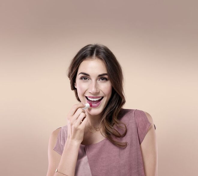 LABELLO Care & Colour Red e Nude. A fórmula enriquecida com Pantenol, Vitamina E, Manteiga de Karité e Óleo de Jojoba para nutrir e hidratar lábios secos, garante uma maior hidratação e uns lábios bonitos.