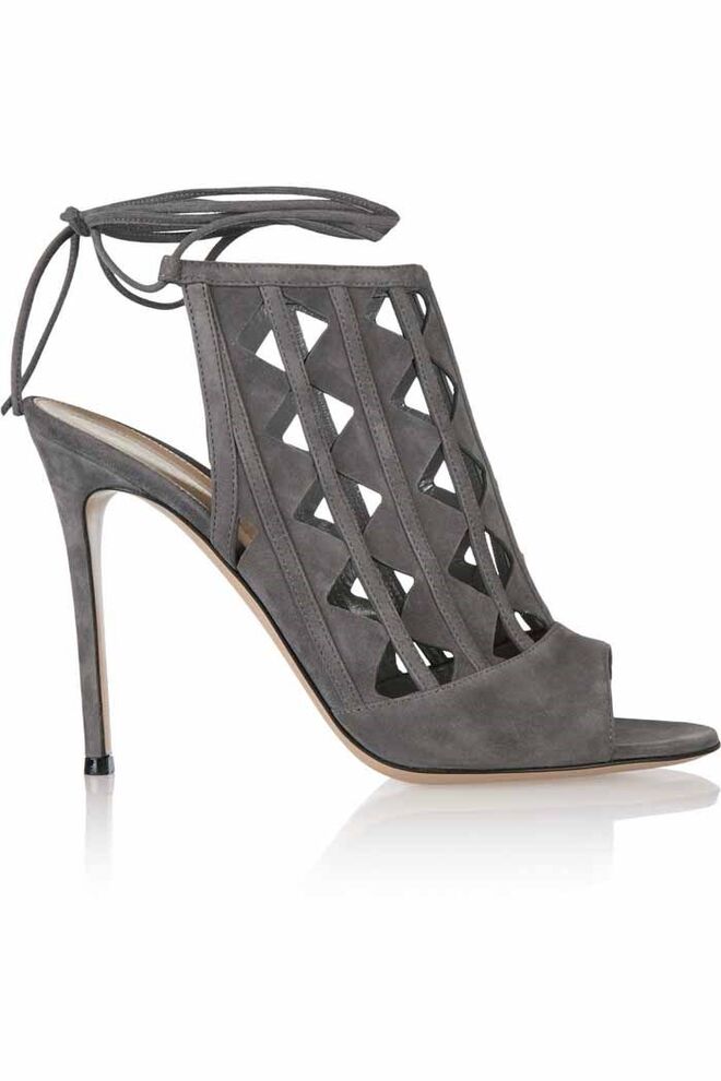 50 | Sandálias em camurça, €850, Gianvito Rossi