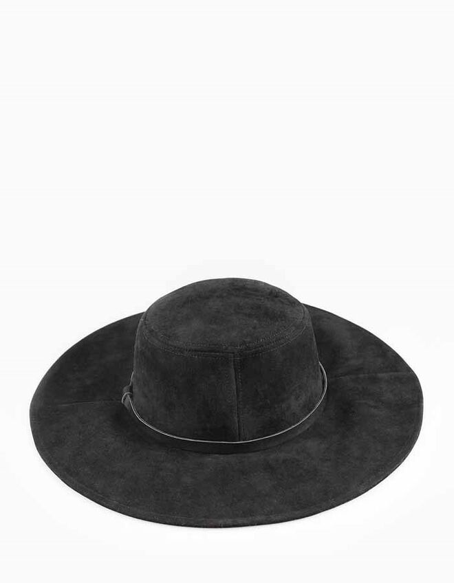 40 | Chapéu em camurça, €15,95, Stradivarius