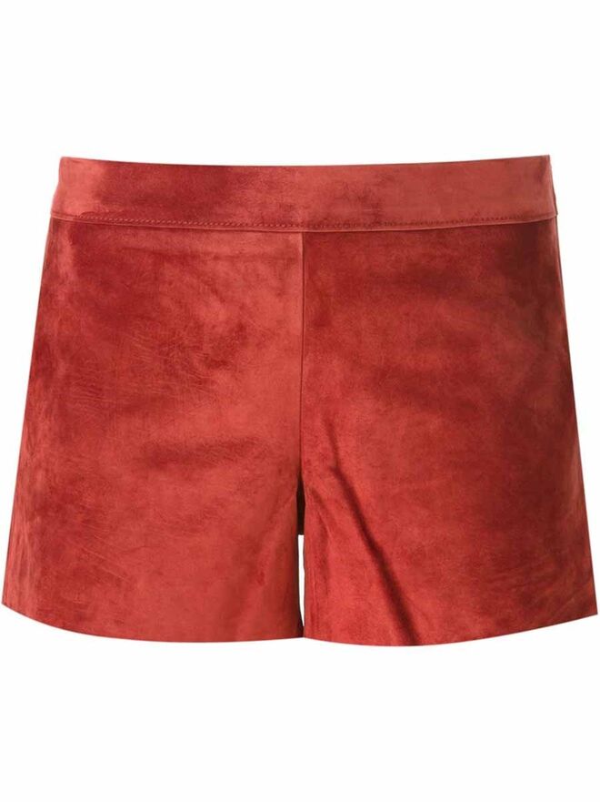 30 | Calções em camurça, €406, Tory Burch, em www.farfetch.com 