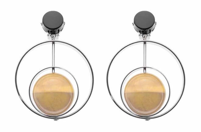 20 | Brincos em metal com resina, €460, Marni