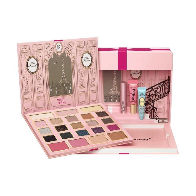 Le Grand Palais Kit - 18 Sombras de olhos super-pigmentadas, pó bronzeador, 2 blushes, iluminador facial, máscara Better Than Sex, Primer de sombras Shadow Insurance, batom Melted Peony, Too Faced, €56,95