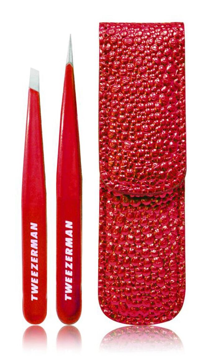 Kit pinça Slant, pinça para pelos encravados e bolsa, €34,95, Tweezerman