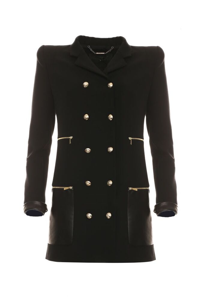 Casaco com botões e fechos dourados BARBARA BUI €1247, no Espace Cannelle