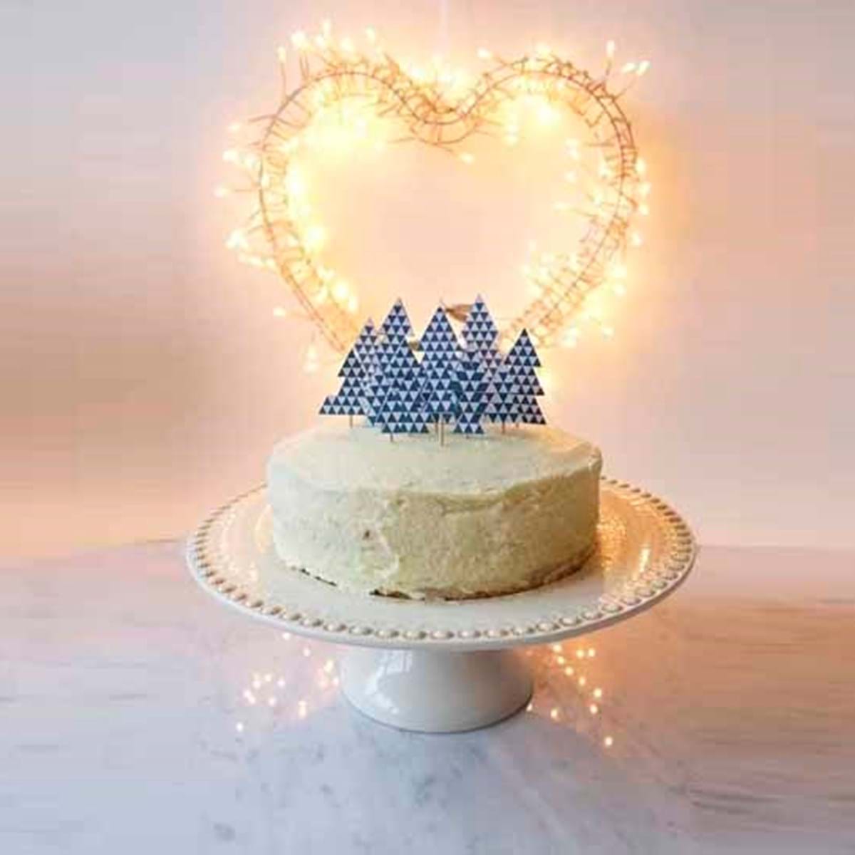 Bolo de aniversário simples feminino branco coberto com manteiga – Love In  a Cake