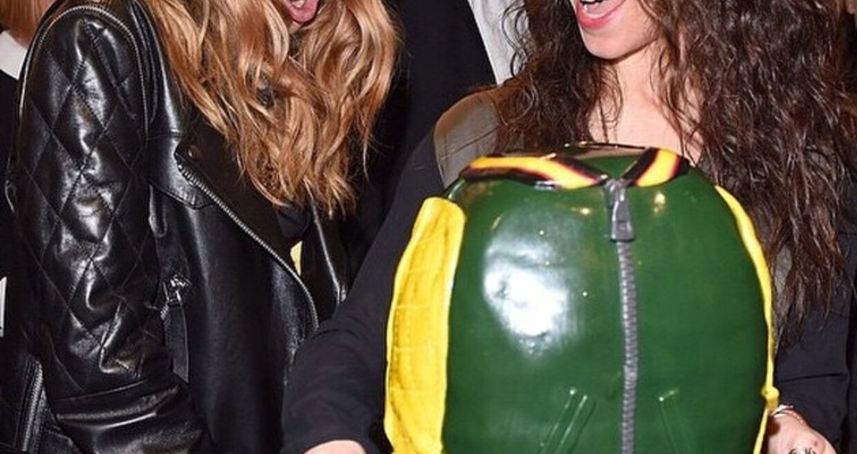 Bolo com o formato de um blusão, executado por Georgia Green, fundadora de Georgia’s Cakes, para celebrar o lançamento da coleção de Cara Delevingne para a DKNY.
