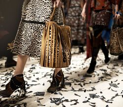 AS CELEBRITIES RENDEM-SE AO ESTILO BRITISH DA CASA BURBERRY