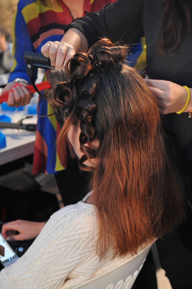 1. Depois de definido o risco ao lado, aplicar o spray de construção termoactivo, Constructor, para proteger e maximizar a acção do ferro de enrolar nas madeixas laterais e no topo da cabeça.