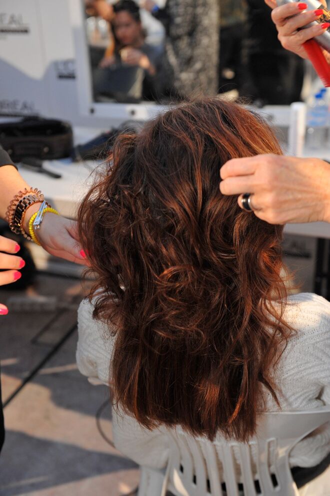 2. Depois de construídas as ondas com o ferro, desfazê-las com as mãos para dar um cunho messy mas sem nunca comprometer o volume.