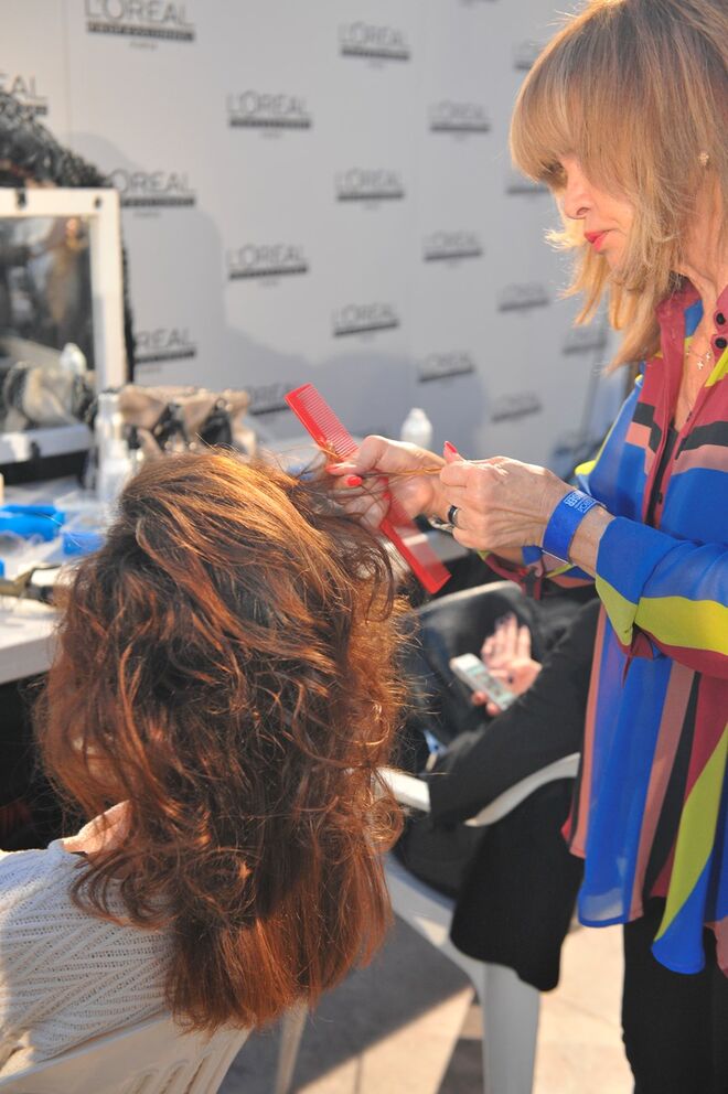 3. Para criar um volume mais selvagem aplicar Crêpage de Chignon.