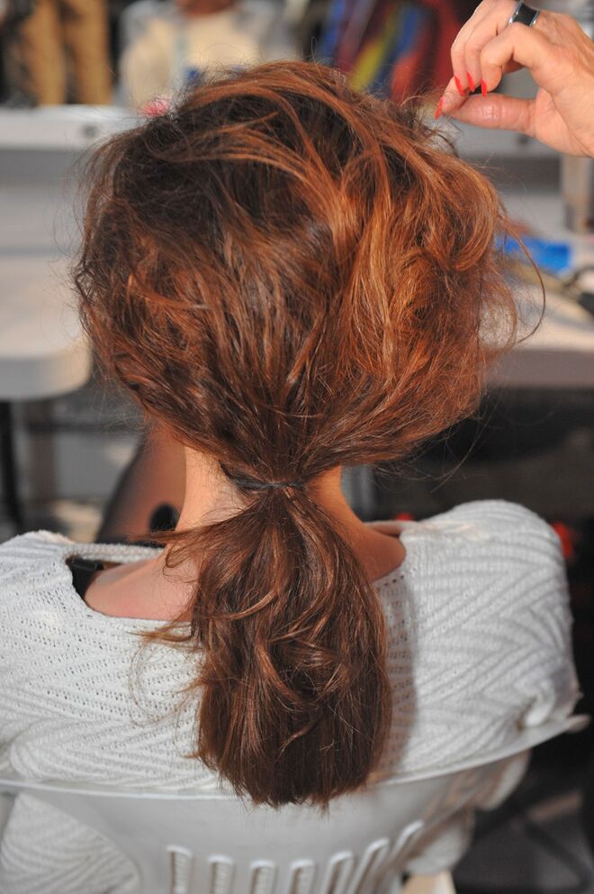 4. Por último, o cabelo é apanhado num rabo-de-cavalo descaído, ao nível do pescoço. Para garantir uma fixação forte aplicar o Fix Design.