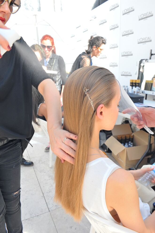 2. Preparar o cabelo com Liss Control e de seguida alisar com secador.