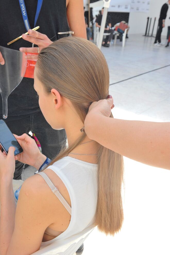 3. Fazer um Pony tail descaído ao centro da nuca, deixando duas pequenas divisões de cabelo das laterais. Prender com um elástico.