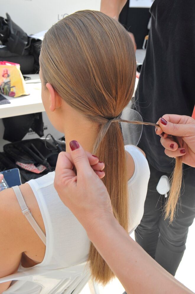 4. Unir as laterais a sobrepor o elástico, dando um nó e fixando com um gancho. Finalizar com Infinium.