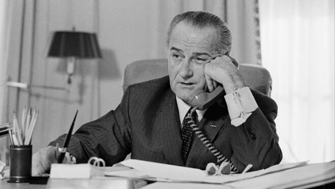 12. Quase toda a sua vida, o Presidente Lyndon Johnson teve pesadelos de que estava paralisado. 
