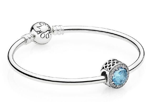 Bangle de prata, €59 e conta Blue Sky Radiant Hearts, €65 (cada) Pandora