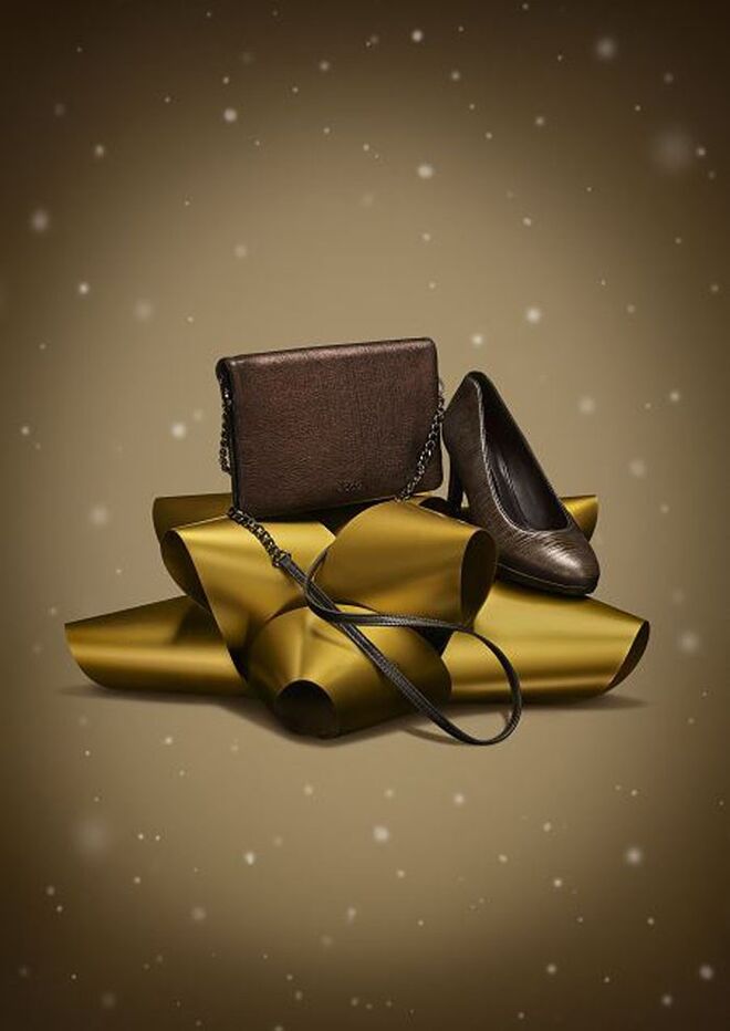 Sapatos Brooklyn, €134.95 e clutch Delight Slim, €190, Ecco