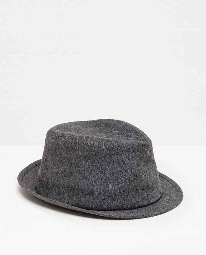 CINQUENTAS | Chapéu em poliéster, €15,95, Zara