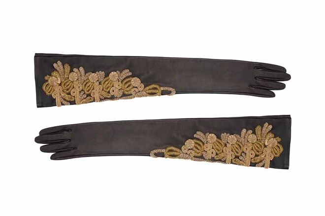 QUARENTAS | Luvas em pele, Dsquared2 (preço sob consulta)