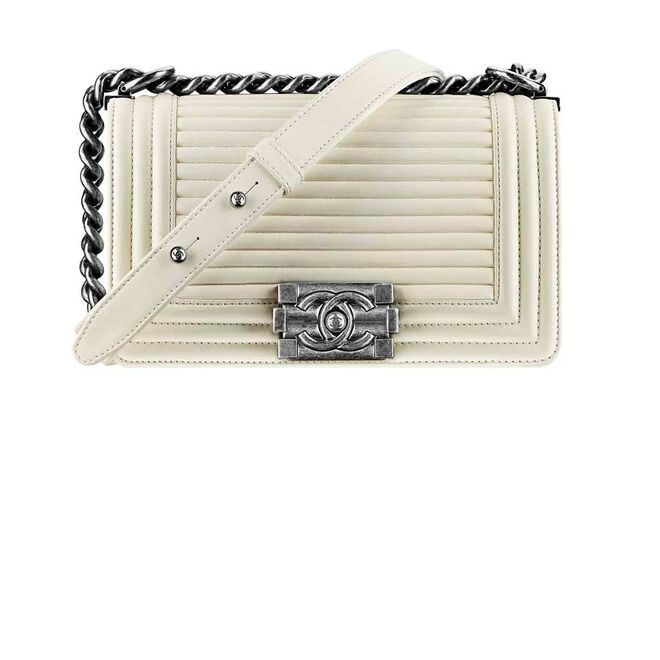 TRINTAS | Carteira em pele Small Boy, €2850, Chanel