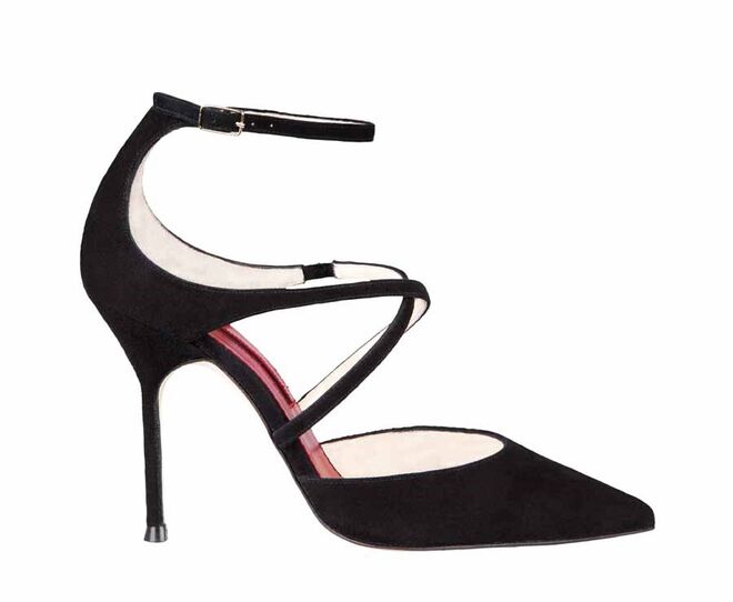 VINTES | Sapatos em pele, €295, Carolina Herrera 