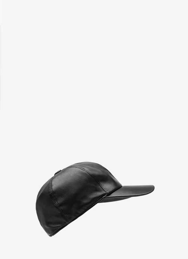 VINTES | Boné em pele, €69, Uterqüe