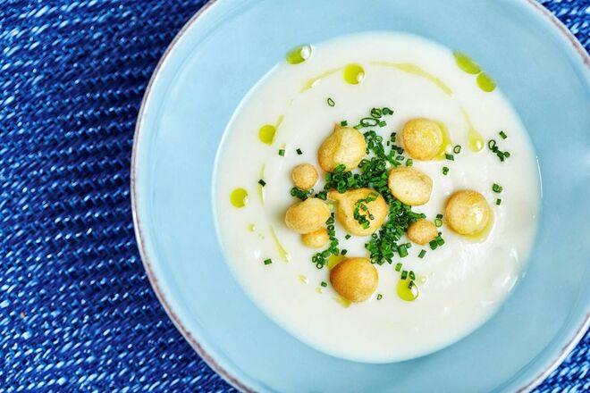 Creme de couve-flor com profiteroles e cebolinho no Bairro Alto Hotel